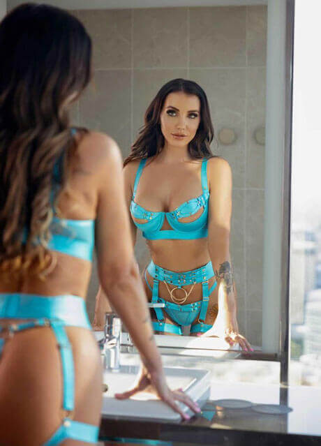 Hollie Sydney Waitress4