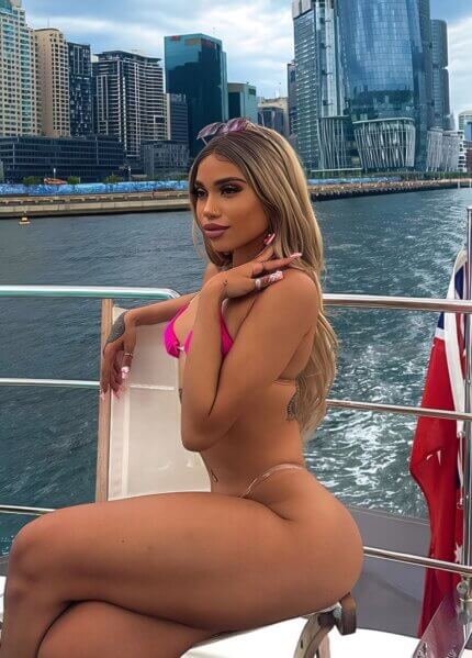 sashaa waitress sydney3